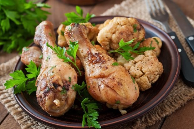 Chicken legs with colored cabbage in the oven