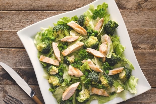 Chicken salad, broccoli and green peas