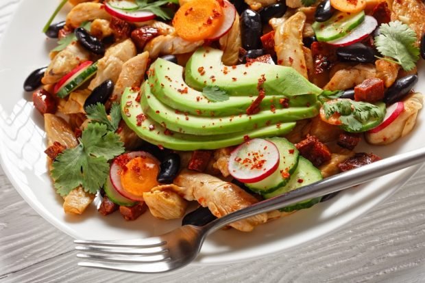 Chicken salad, vegetables and black beans