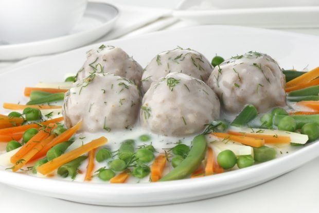 Children's meatballs with vegetables in milk