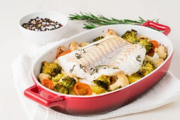 Cod with broccoli and colored cabbage in the oven