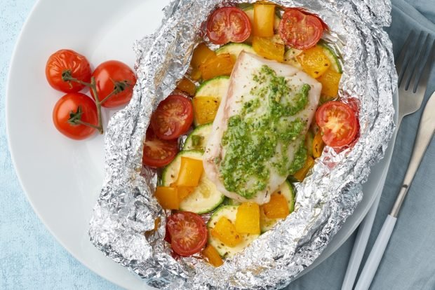 Cod with vegetables and pesto in foil