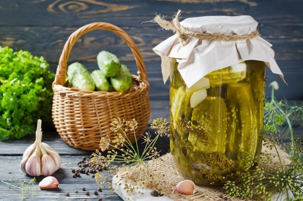 Crispy cucumbers with vinegar for the winter in banks