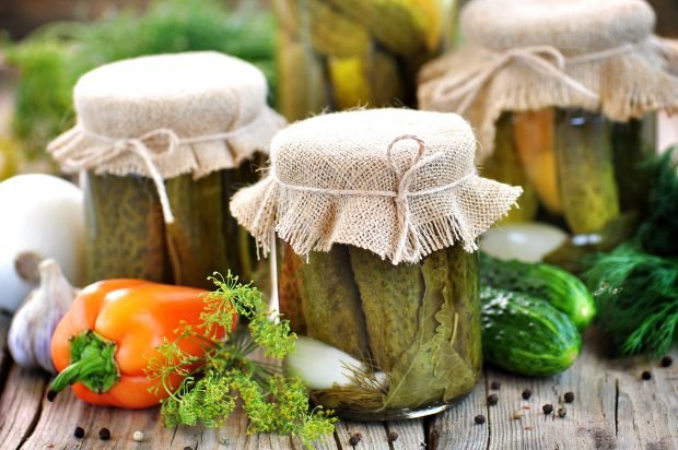 Crispy pickled cucumbers with vinegar for the winter