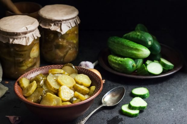 Cucumber salad with garlic for the winter