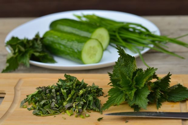 Cucumbers with nettles for the winter