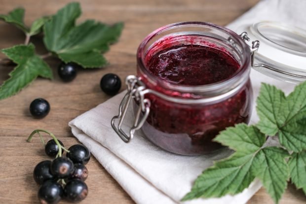 Currant, grunted with sugar without cooking