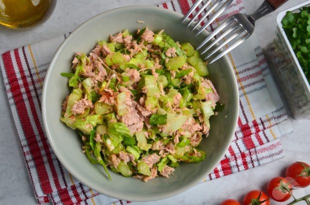 Dietary salad with celery and tuna