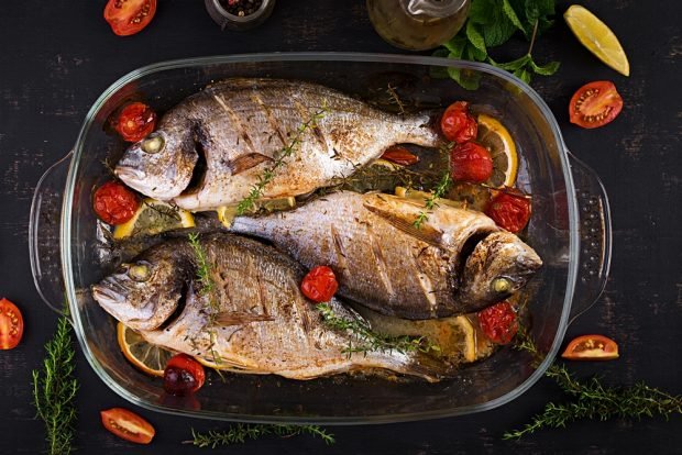 Drado with tomatoes in the oven