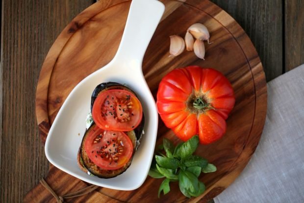 Eggplants with eggplant and tomatoes