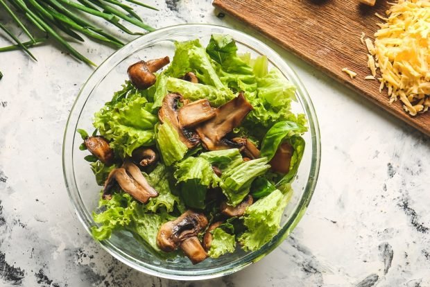 Fast salad with mushrooms and brass