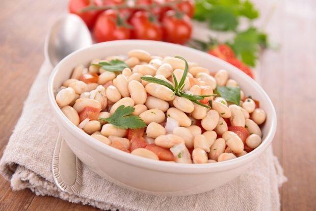 Fast salad with tomatoes and beans