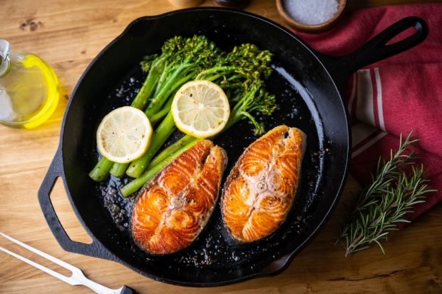 Fried steak of salmon with broccolini and lemon