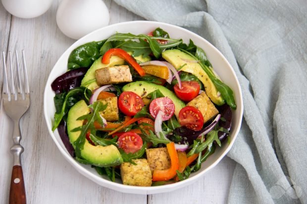 Frying tofu salad and vegetables