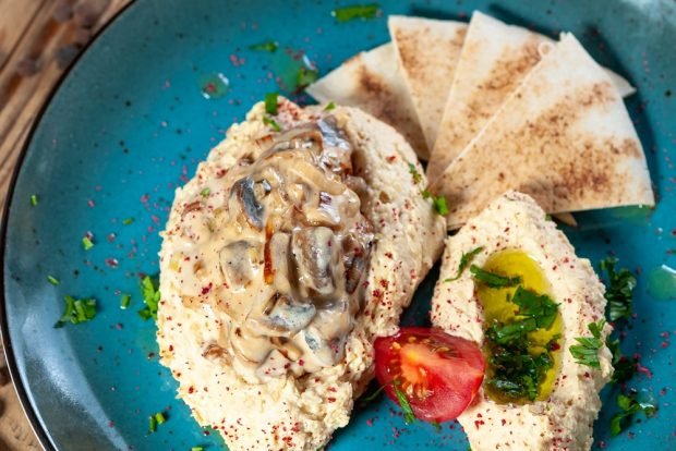 Humus with mushrooms