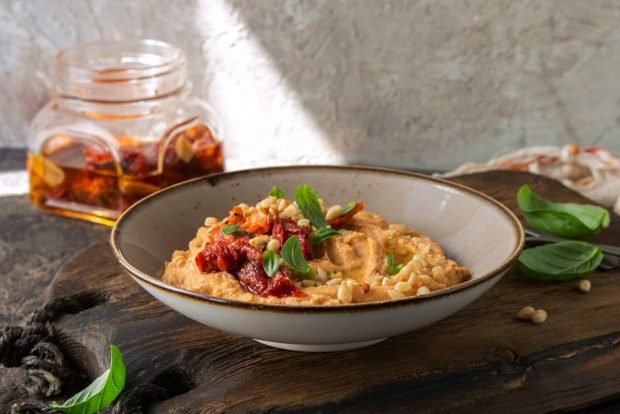 Humus with tomatoes