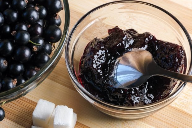 Jelly -like jam made of blackcurrant