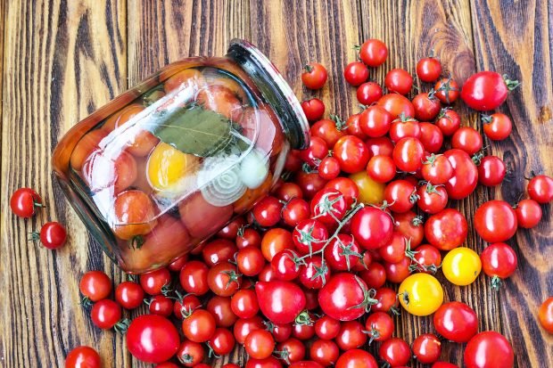 Jelly tomatoes with gelatin and onion for the winter