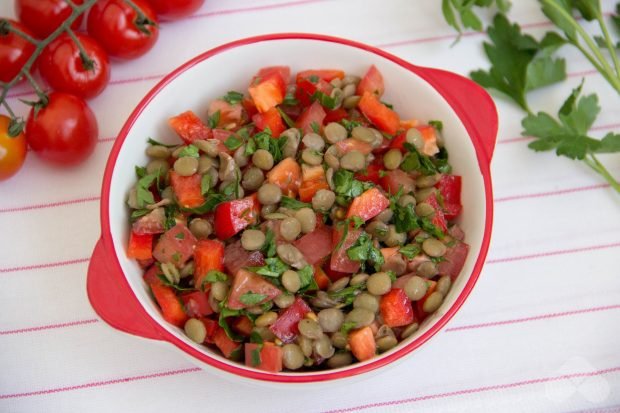 Lentil salad with tomatoes