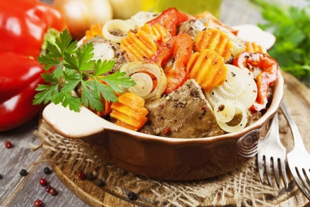 Liver with vegetables in pots