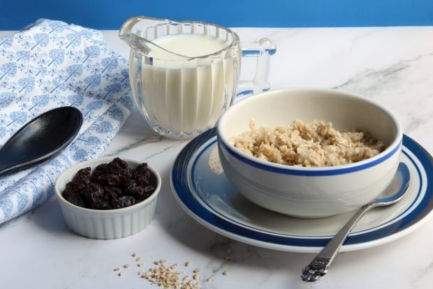 Oatmeal with raisins in a slow cooker