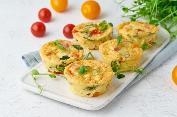 Omlet baked with bacon and vegetables in portioned molds