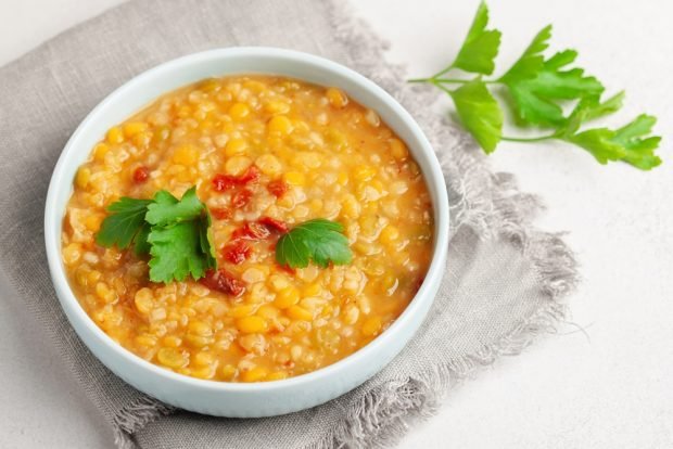 Pea porridge with dried tomatoes in pots