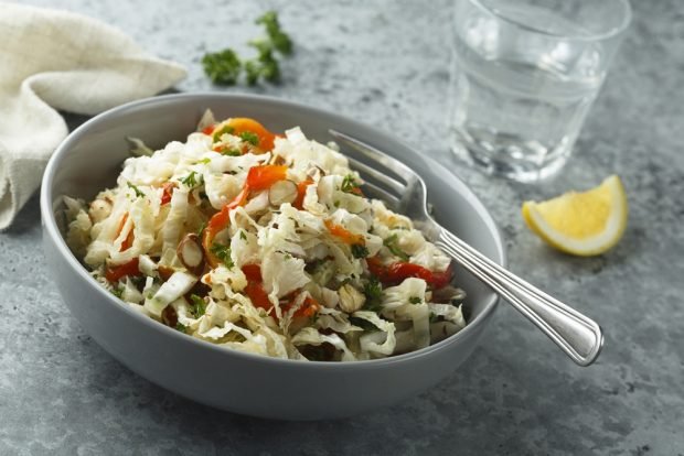 Pepper salad, Beijing cabbage and hazelnut