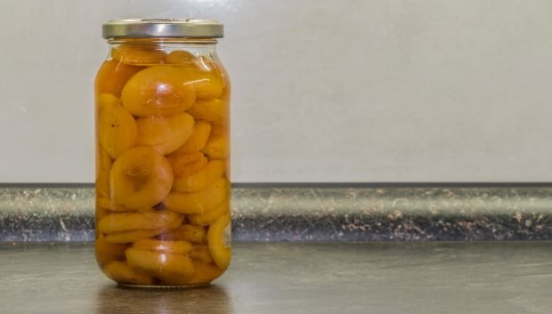 Pickled apricots for the winter