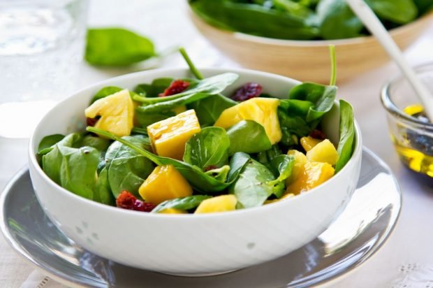 Pineapple salad, mangoe and spinach