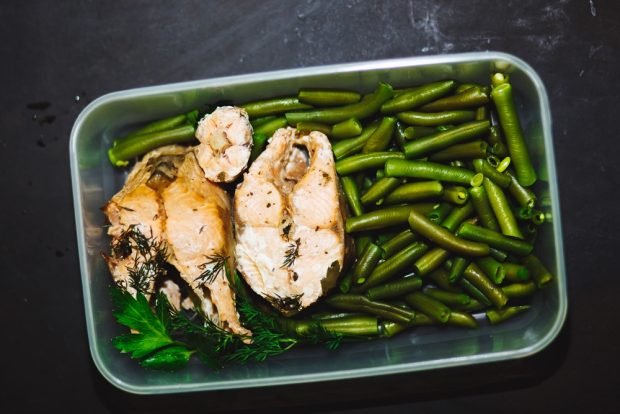 Pink salmon with patch beans in the oven