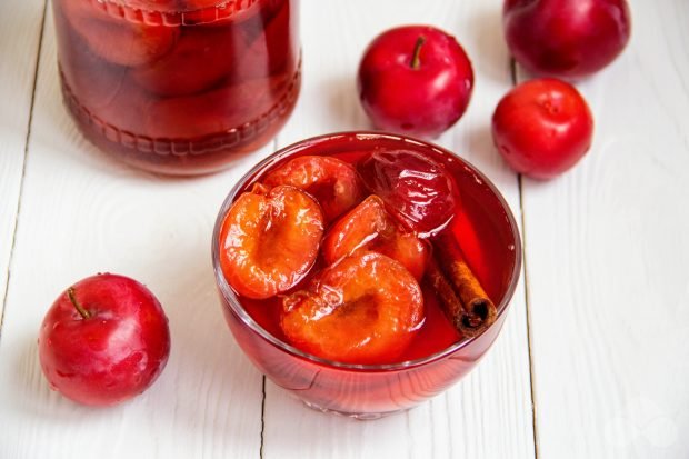 Plum compote without bones