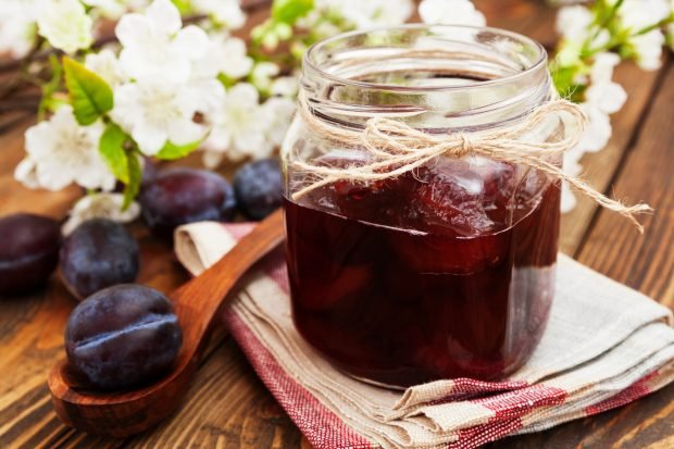 Plum jam with bones