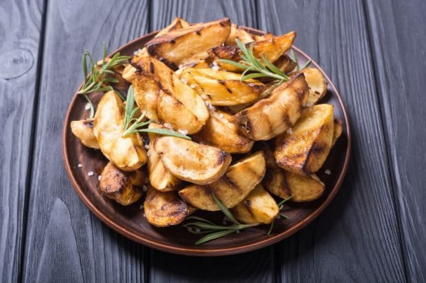 Potatoes in a nervous in a pan-grille