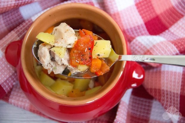 Potatoes with chicken and vegetables in pots