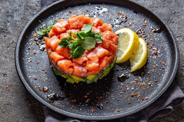 Puff salad with avocado and red fish