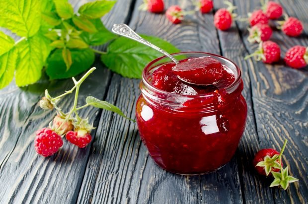 Raspberry jelly with gelatin