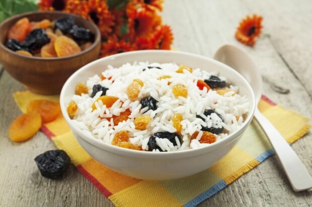 Rice porridge with raisins and prunes