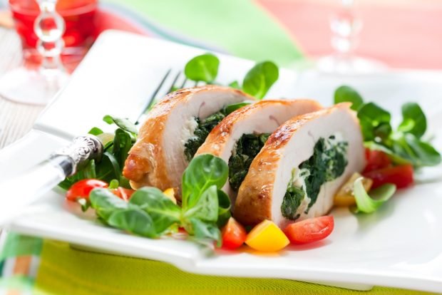 Roulet from a turkey with spinach and mozzarella