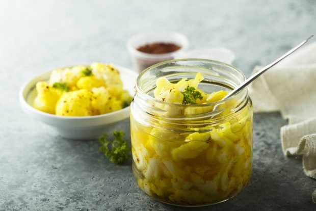 Salad and cauliflower with turmeric