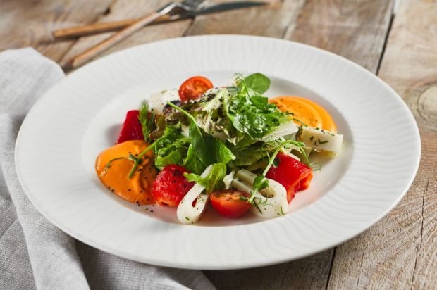 Salad from tomatoes, squid and bell pepper