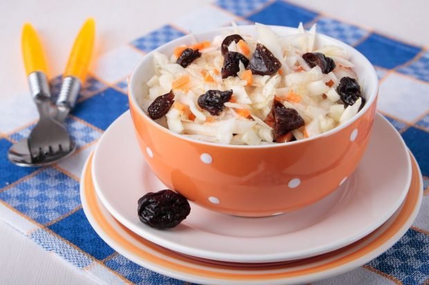 Salad made of sauerkraut and prunes