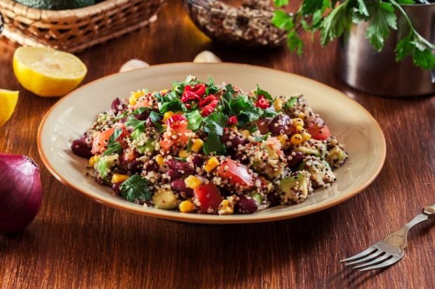 Salad with a movie, red beans, avocado and sharp pepper