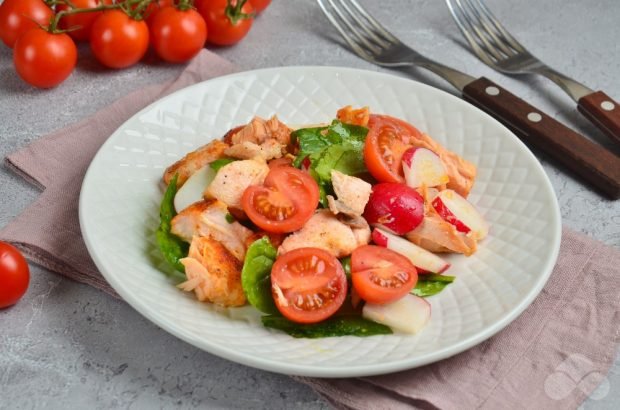 Salad with baked salmon and cherry