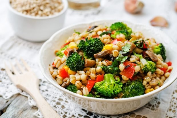 Salad with barley cereal and mushrooms