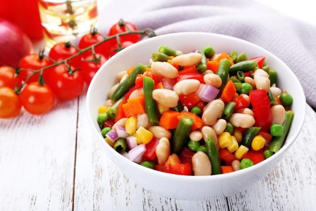 Salad with beans and green peas