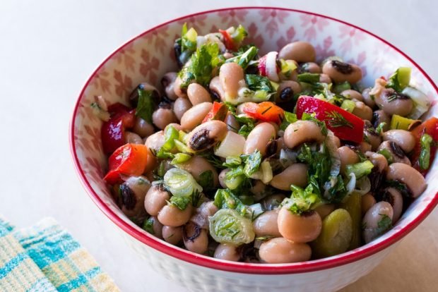 Salad with beans, herbs and garlic