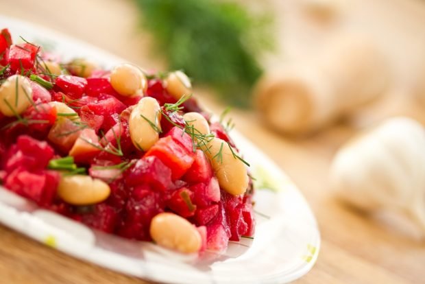 Salad with beets and boiled beans