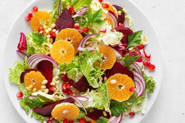 Salad with beets, purple onions and tangerines