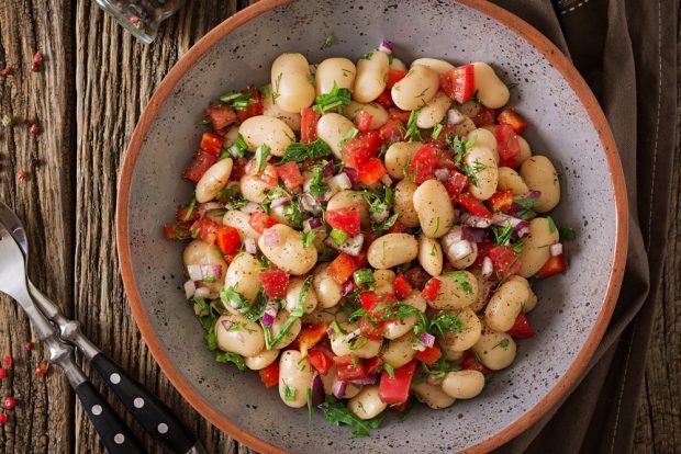 Salad with canned beans